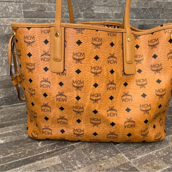 💕😍❤️MAKE AN OFFER! MCM MEDIUM LIZ😍❤️💕 - Picture 5 of 8